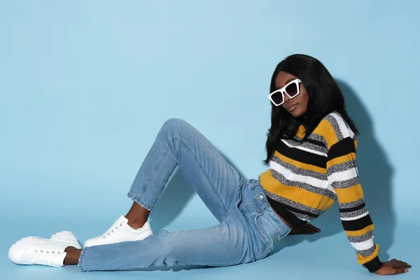 Mode Afrikansk Modell Tröja Ränder Sitter Blå Bakgrund — Stockfoto