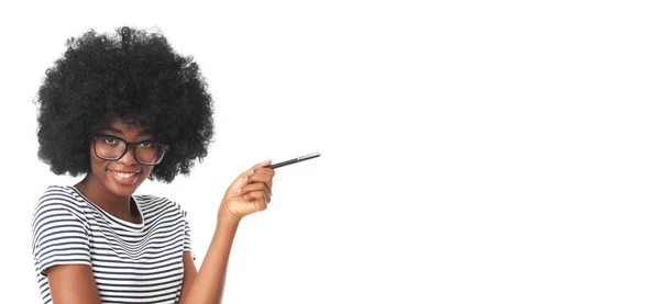 Feliz Afro Mulher Com Uma Caneta Isolada Fundo Branco — Fotografia de Stock