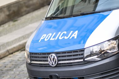 Polis arabasının üzerindeki yerel polis logosu..