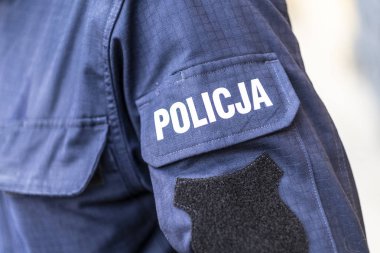 Wroclaw, Polonya-Ocobert / 19 / 2019 Sokaktaki görevli polis. Polis logosunu kapat.