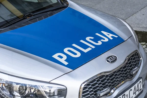 Polis arabasının üzerindeki yerel polis logosu..