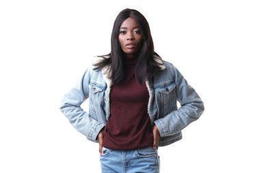 Beyaz arka planda izole edilmiş kot ceketli hoş bir kız..