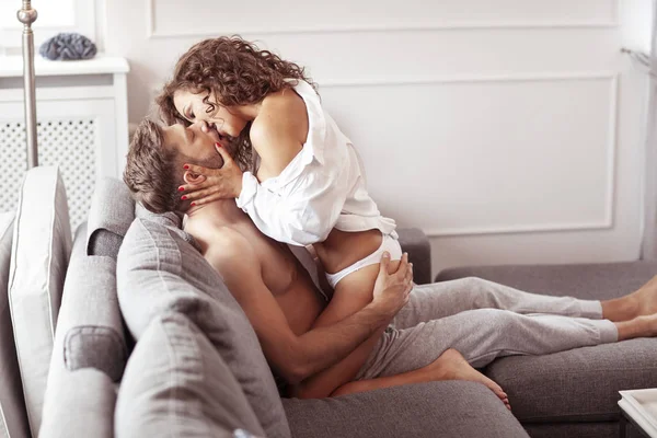 Intimes Paar Küsst Sich Auf Sofa Und Zieht Sich Aus — Stockfoto