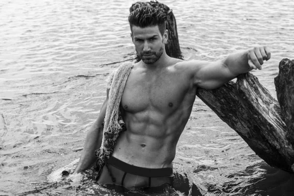 Bello Uomo Con Corpo Muscoloso Posa Acqua Costume Bagno — Foto Stock