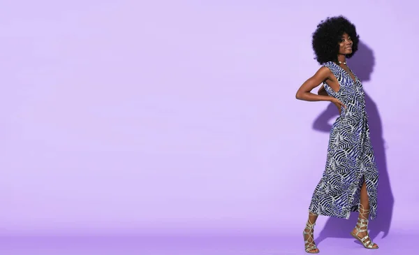 Renkli Arka Planda Izole Edilmiş Etnik Giysili Güzel Afro Amerikan — Stok fotoğraf