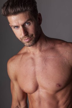 Tişörtsüz kaslı yakışıklı modelin portresi..