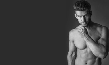 Kaslı adamın siyah beyaz portresi.