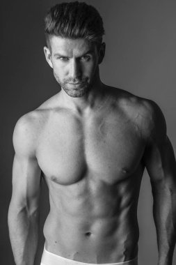 Kaslı adamın siyah beyaz portresi.