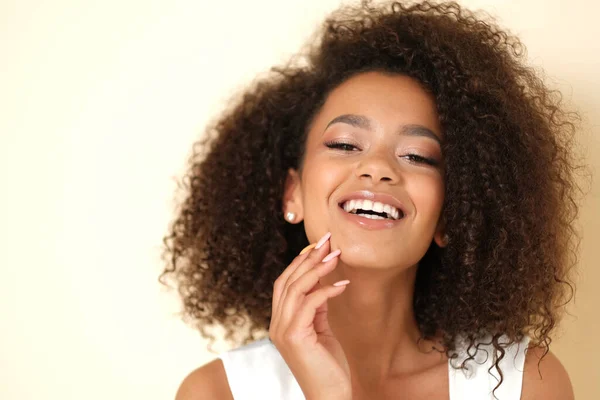 Linda Menina Afro Americana Com Sorriso Encantador Isolado Fundo Bege — Fotografia de Stock