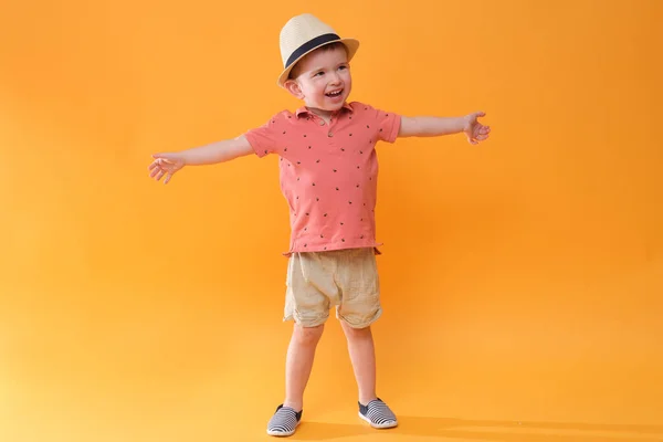 Счастливый Мальчик Летнем Наряде Студия Съемки Оранжевом Фоне — стоковое фото