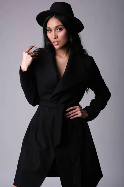 Elegante Elegante Modelo Asiático Con Abrigo Negro Sombrero — Foto de Stock
