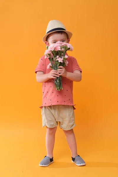 Söt Liten Pojke Känner Lukten Blomman Studio Fotografering Sommaren Humör — Stockfoto