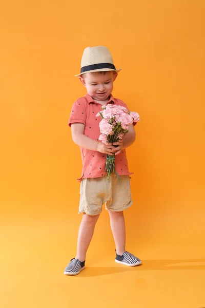 Liten Söt Pojke Med Massor Blomma Semesterstämning — Stockfoto