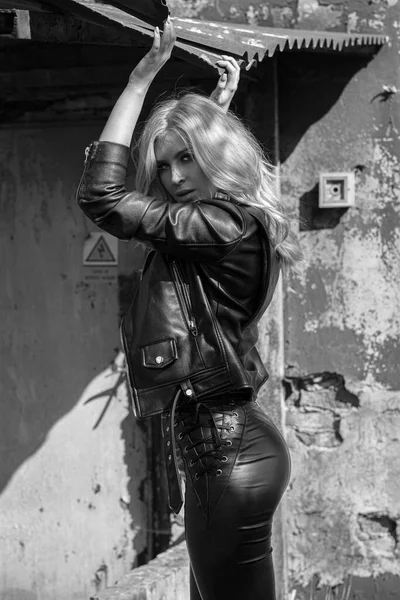 Красива Блондинка Модель Шкіряному Одязі Позує Промисловій Зоні Чорно Біле — стокове фото