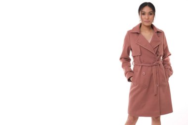 Stüdyo çekiminde pembe ceketli güzel Asyalı manken..