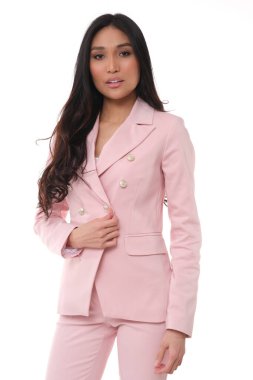 Stüdyo çekiminde pembe takım elbiseli Asyalı, güzel bir manken..