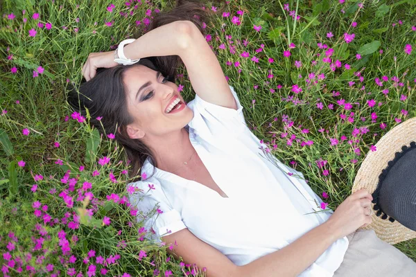 Idylliskt Foto Lycklig Kvinna Ligger Fältet Full Färgglada Blomma — Stockfoto