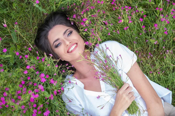 Ідилічна Фотографія Щасливої Жінки Лежить Полі Повна Барвистої Квітки — стокове фото