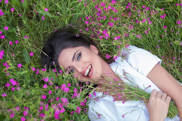 Идиллическое Фото Счастливой Женщины Лежащей Поле Полном Красочных Цветов — стоковое фото