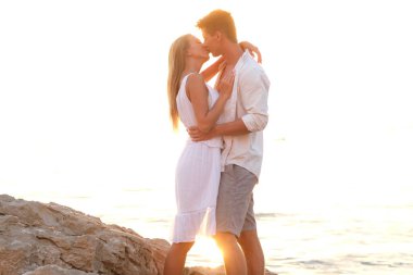 Romantik gün batımı. Tatilde birbirine aşık iki insan.