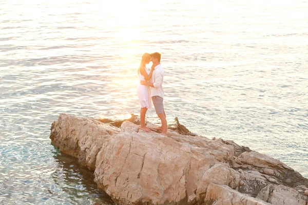 Casal Feliz Assistindo Pôr Sol — Fotografia de Stock