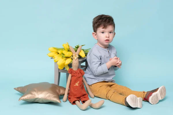 Милый Маленький Мальчик Сидит Стуле Букетом Желтых Тюльпанов Студийные Съемки — стоковое фото