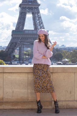Paris çok güzel görünüyor. Lila bereli güzel bir kadın Eyfel Kulesi 'nin önünde anılar yaratıyor! Ne romantik..
