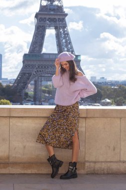 Paris çok güzel görünüyor. Lila bereli güzel bir kadın Eyfel Kulesi 'nin önünde anılar yaratıyor! Ne romantik..