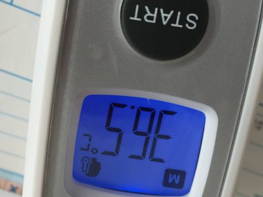 Vücut sıcaklığı santigrat derece gösterilen dijital ateş termometre