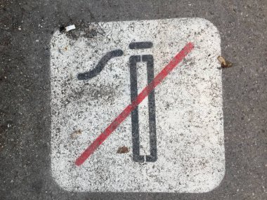 Sigara izmaritleri etrafında ile kaldırımda yok Sigara İçilmez işareti