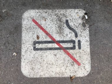 Sigara izmaritleri etrafında ile kaldırımda yok Sigara İçilmez işareti