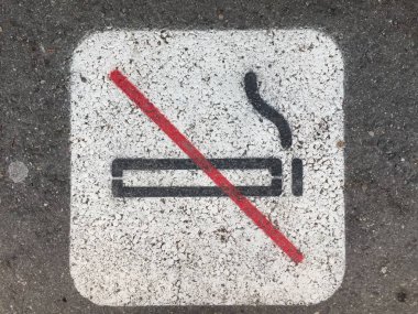 Sigara izmaritleri etrafında ile kaldırımda yok Sigara İçilmez işareti
