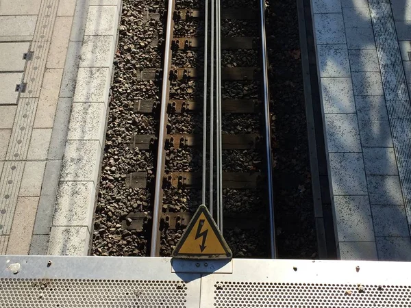 Tracce Ferroviarie Linee Elettriche Con Segnale Avvertimento Alta Tensione — Foto Stock