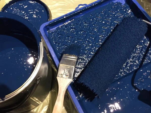Equipo Pintura Con Pintura Azul Húmeda Pincel Rollo — Foto de Stock