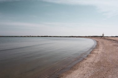 Berrak su ve kum ile güzel deniz manzarası 