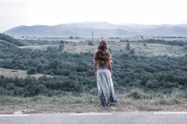 Doğa izlerken yalnız genç kadın 
