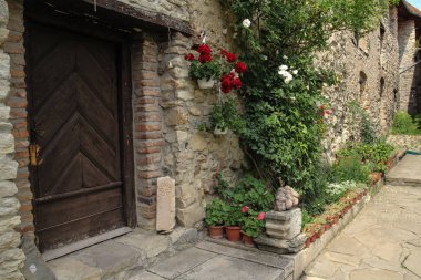 Taş duvarlara sahip Ortaçağ kalesinde taş ev