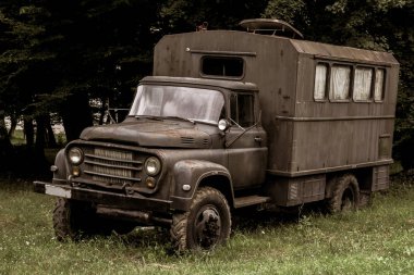 Savaşta kullanılan eski Vintage dekoratif askeri kamyon 
