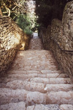 Bir parkta güzel taş merdivenler