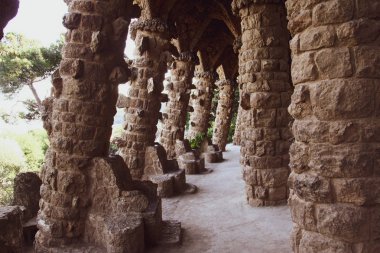 bir parkta taş sütunlar