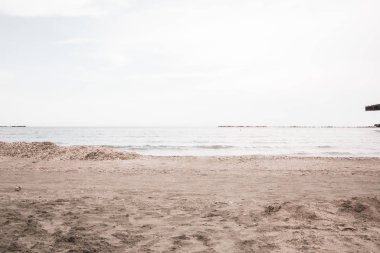 Huzurlu bir yaz gününde açık mavi gökyüzü ve sakin denizin güzel arka planı