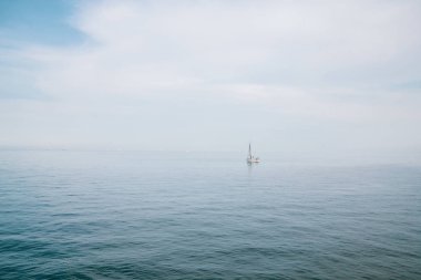 Sakin bir deniz peçe ile bir tekne güzel arka plan