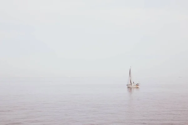 Bellissimo Sfondo Una Barca Con Veli Mare Calmo — Foto Stock