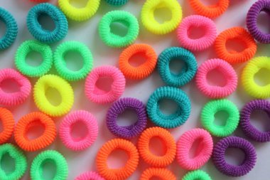 beyaz bir arka plan üzerinde çocuk küçük saç bağları, çok renkli saç bağları bir arka plan