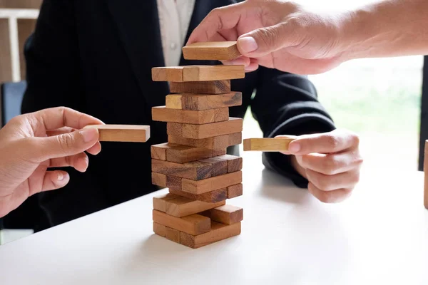 Імідж руки, що тримає блоки дерев'яної гри для зростання бізнесу, Ризик управління та план стратегії — стокове фото