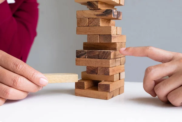 Імідж руки, що тримає блоки дерев'яної гри для зростання бізнесу, ризик управління та план стратегії — стокове фото