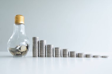 sikke bar grafik ile şişe cam para bankası, başarı ve emeklilik kavramı için tasarruf büyüyen iş hızlandırmak