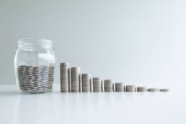 sikke bar grafik ile şişe cam para bankası, başarı ve emeklilik kavramı için tasarruf büyüyen iş hızlandırmak