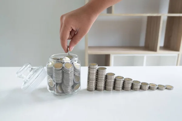 Mano poner moneda en botella de vidrio banco de dinero con monedas gráfico de barras, intensificar negocio creciente para el éxito y el ahorro para el concepto de jubilación — Foto de Stock