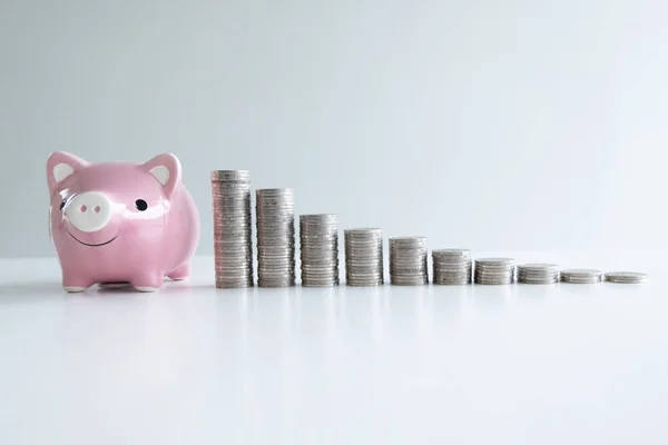 Roze Piggy Money Bank met munten bunker, stap omhoog groeiend bedrijf naar succes en besparing voor pensioen concept — Stockfoto